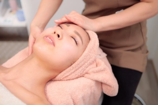 フェイシャルオイルマッサージ風景